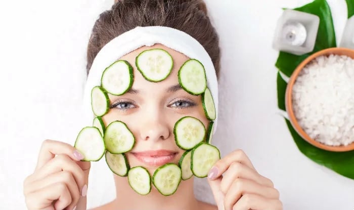 Những lát dưa chuột cắt mỏng đắp lên vùng da bị cháy nắng