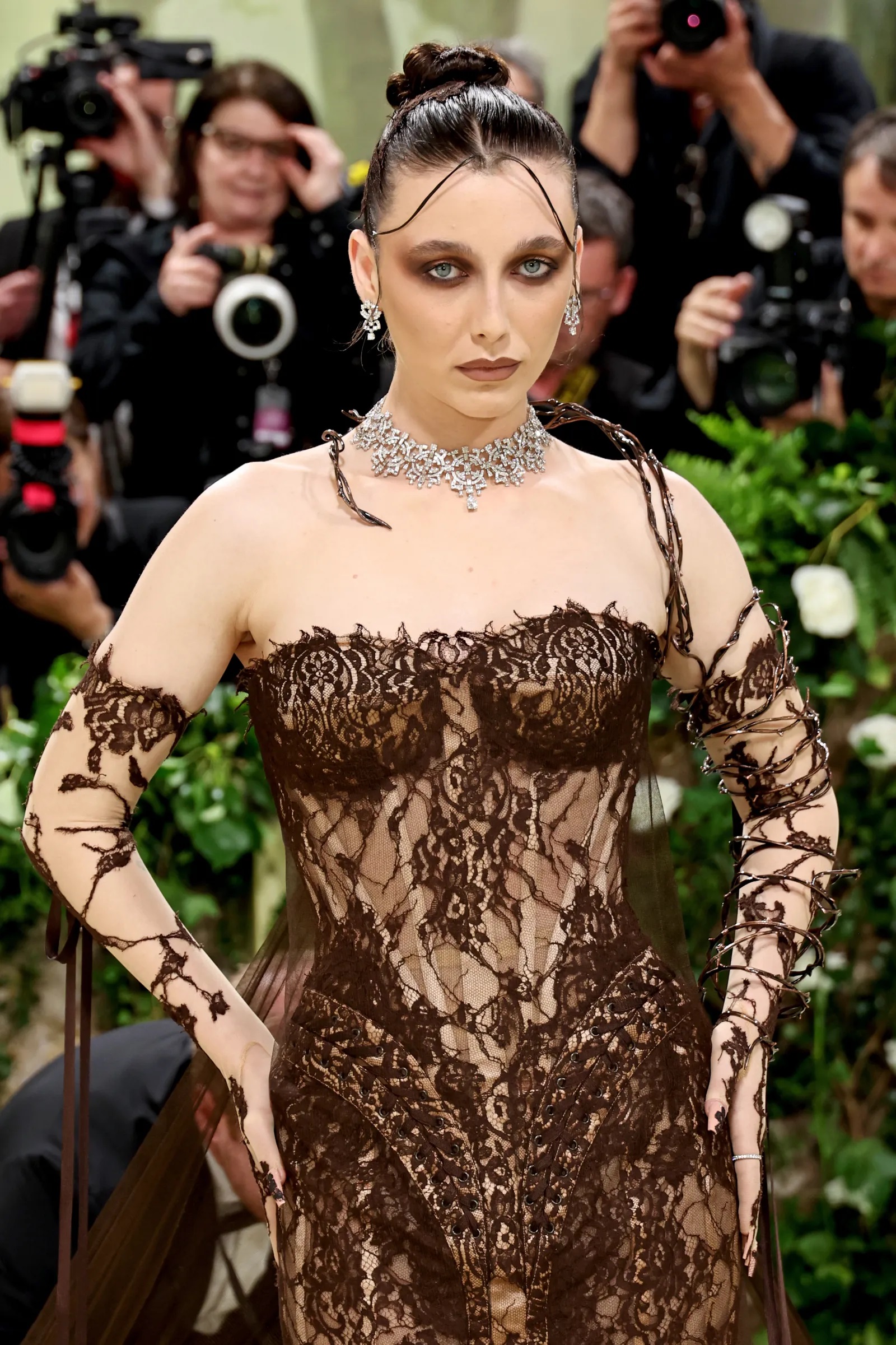 Emma Chamberlain với vẻ ngoài ma mị tại MET GALA 2024