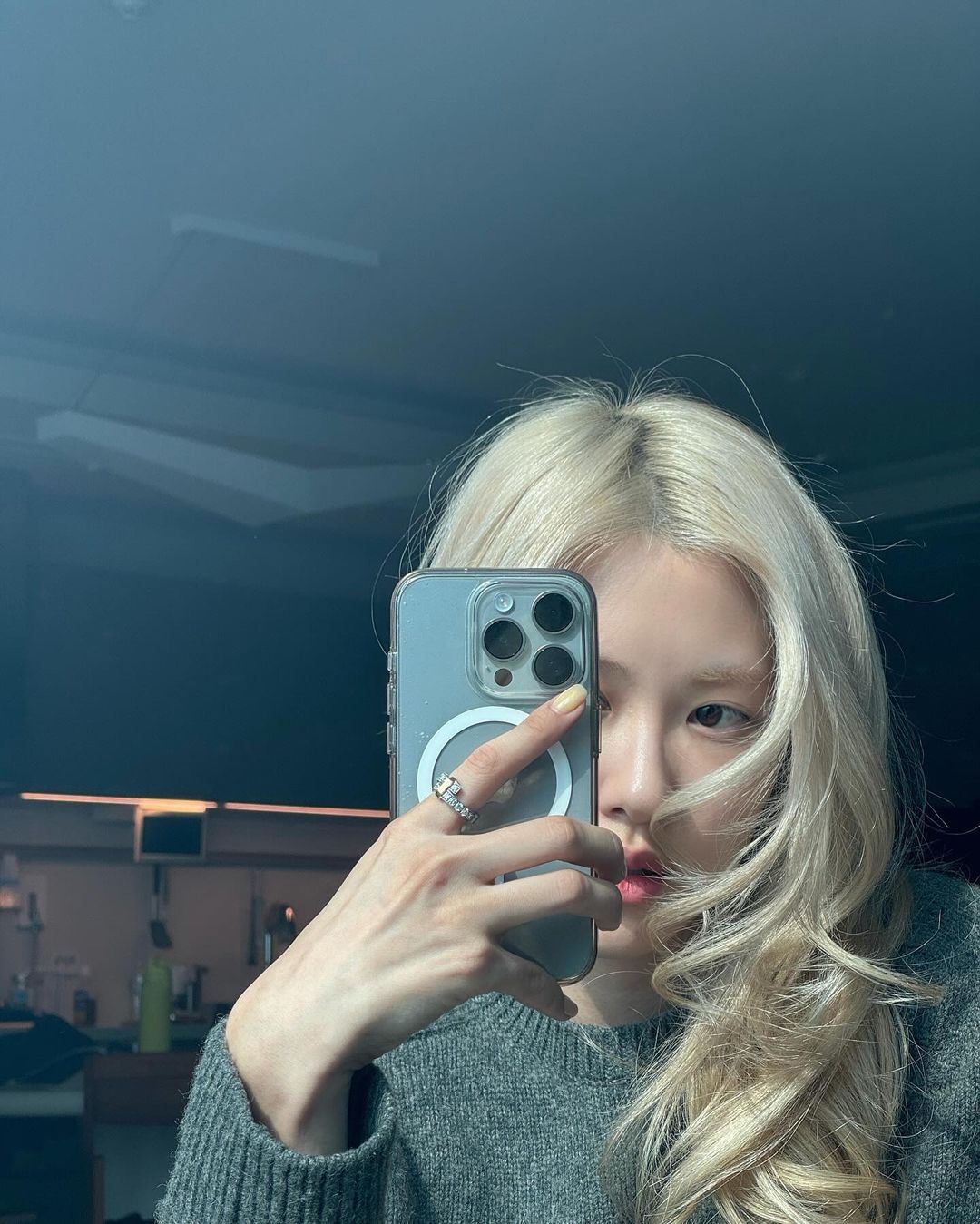 Rosé selfie với màu móng tay bơ vàng