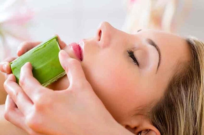Có thể dùng gel nha đam bôi trực tiếp lên nốt mụn cũng có thể làm ức chế quá trình phát triển của mụn.