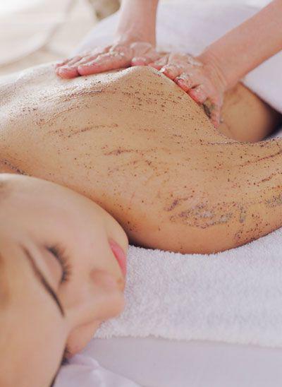 Bạn cần tẩy tế bào chết thường xuyên.