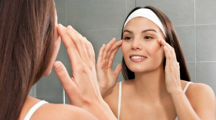 Uống một ít cà phê là tốt nhưng uống quá nhiều có thể làm cơ thể mất nước và góp phần gây ra bọng mắt.