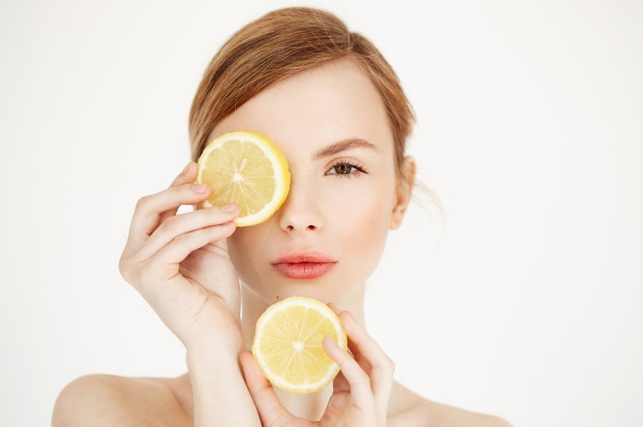 Vitamin C giúp cho cơ thể sản xuất collagen.