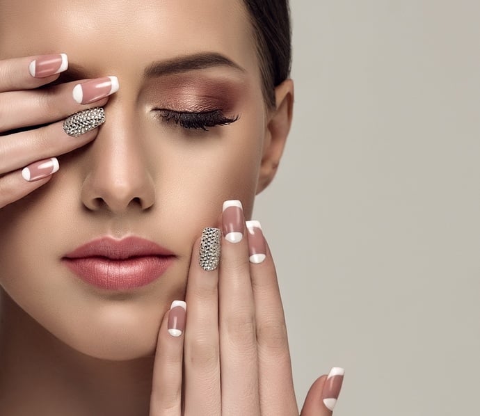 Với những mẫu nail đơn giản mà đẹp, màu móng đóng vai trò trong việc tôn lên da tay