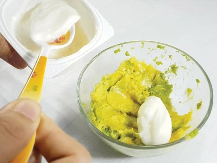 Trộn bơ và sữa chua không đường vào với nhau để thành mặt nạ bơ sữa chua.