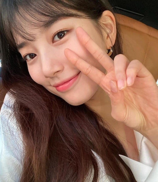 Suzy thường ưu tiên các loại chứa thêm niacinamide để làm chậm quá trình lão hóa và trả lại độ đàn hồi cho làn da.