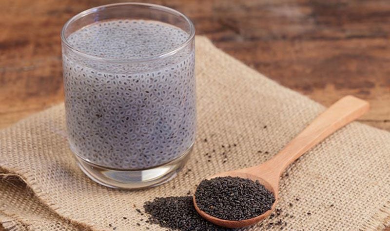 Thêm hạt chia vào sinh tố, sữa chua hoặc bột yến mạch để tăng cường chất xơ và axit béo omega-3.