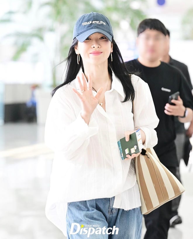 Dù chỉ trang điểm nhẹ nhàng, tóc tai đơn giản nhưng cô vẫn vô cùng toả sáng trước ống kính với khí chất thanh tao, nhẹ nhàng.