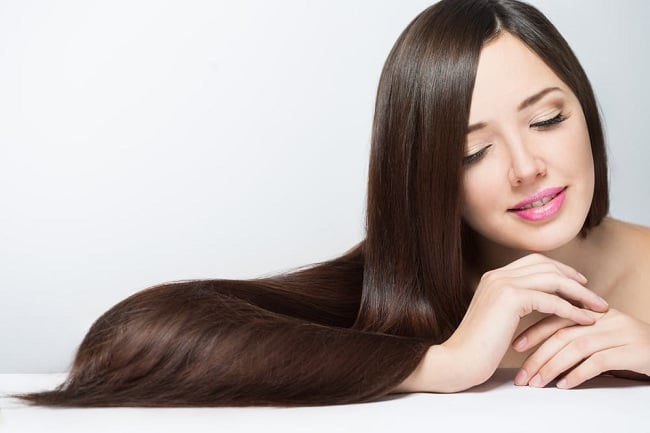 Serum dưỡng tóc có thể tăng thêm độ bóng cho tóc xỉn màu, khiến tóc trông khỏe mạnh hơn.
