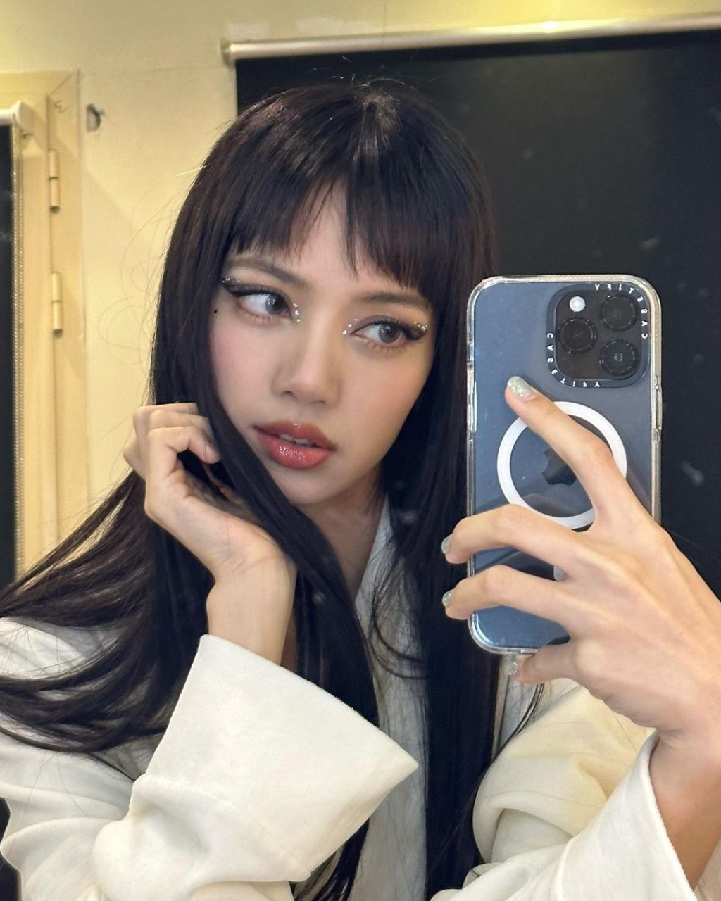 Lisa trang điểm mắt mèo đang selfie