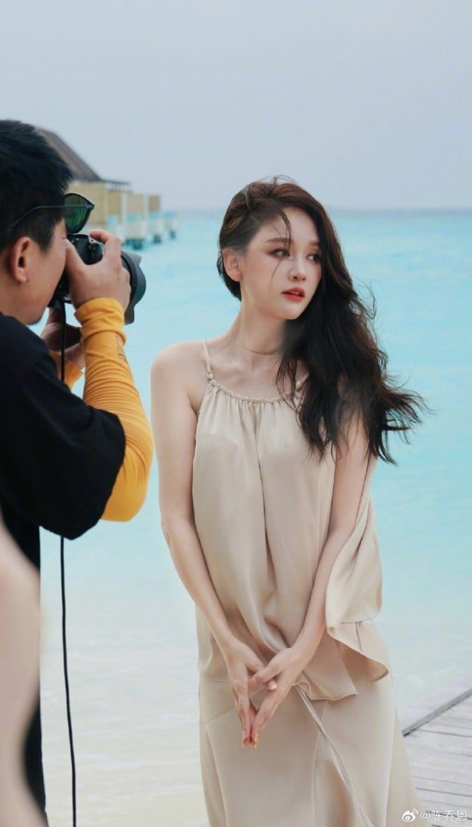 Cô vốn có làn da khá mẫn cảm, ít khi dùng các sản phẩm dưỡng trắng mà lại cực kỳ chú trọng vào việc dưỡng ẩm