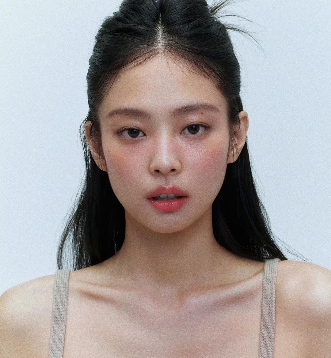 jennie lộ xương quai xanh
