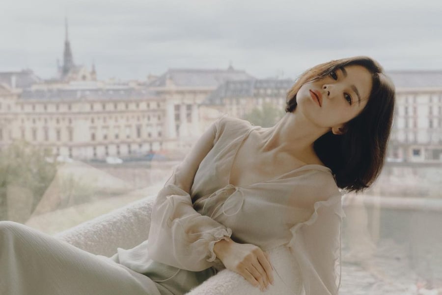 Song Hye Kyo khiến người hâm mộ không ngừng quan tâm về bí quyết duy trì diện mạo trẻ trung, rạng ngời và vóc dáng thon gọn.
