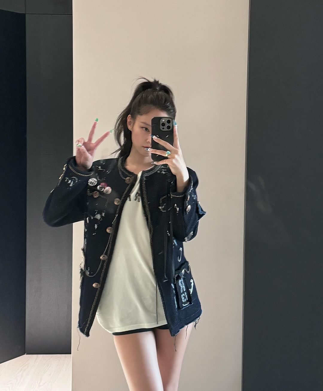 jennie mang áo cổ tròn