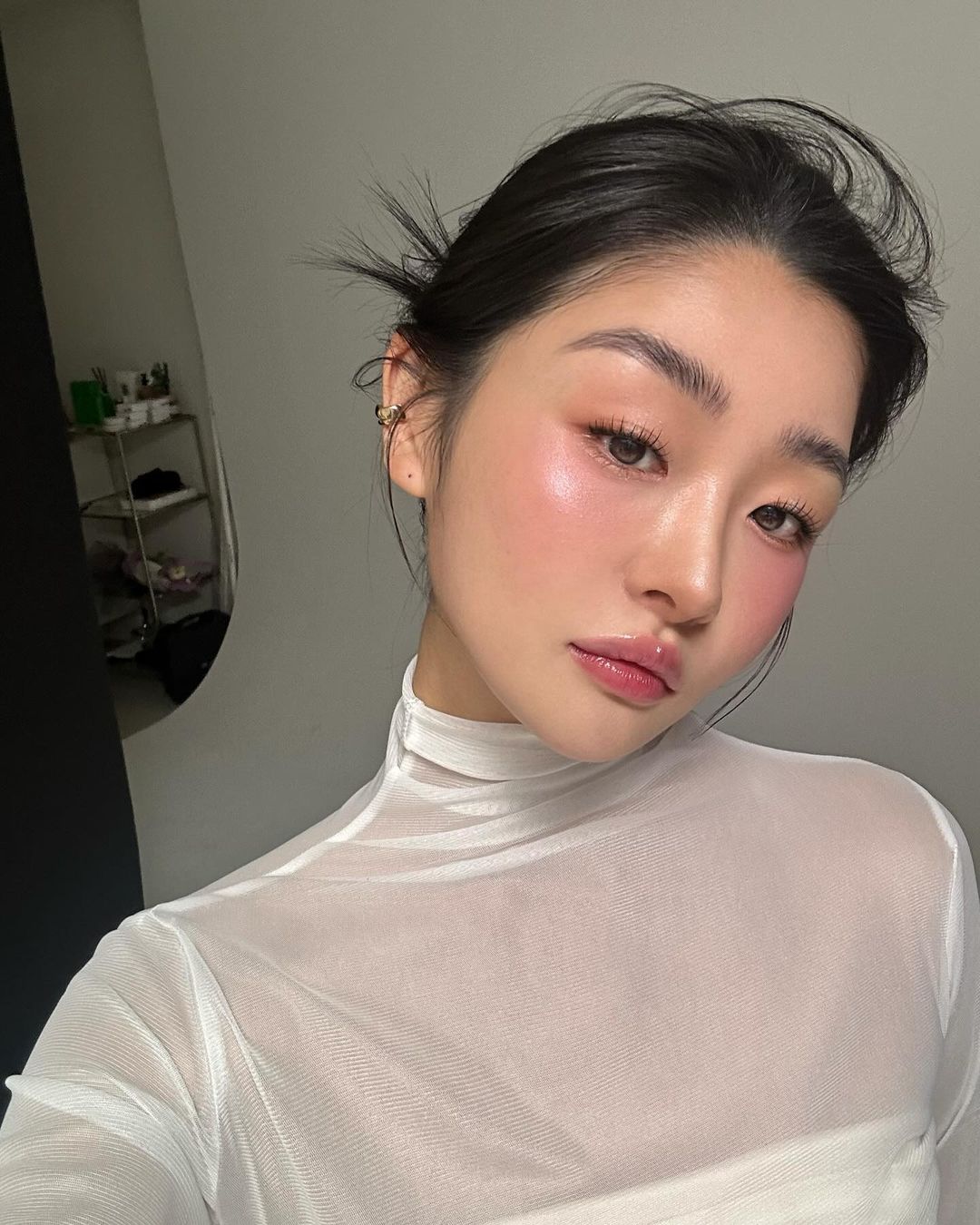 cô gái mang áo cổ cao