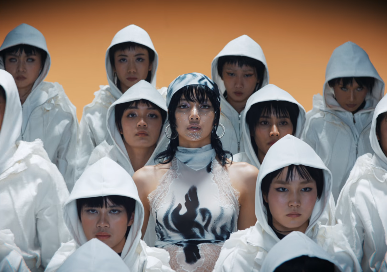 Lisa đính đá trên mặt trong MV Rockstar
