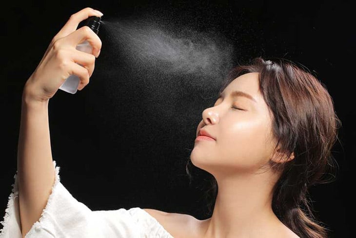 Xịt khoáng được sử dụng bằng cách phun sương, các bọt khí sẽ nhanh chóng thẩm thấu vào da. (Ảnh minh họa)