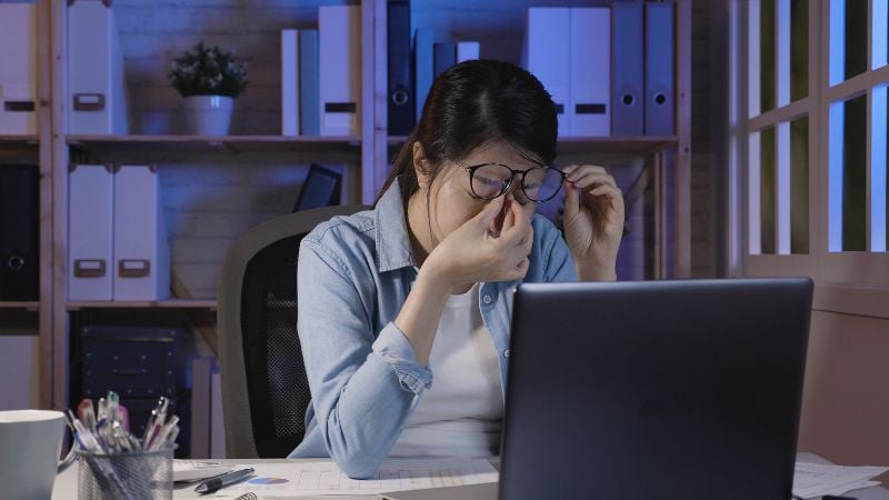 Làm việc liên tục trước màn hình máy tính cũng là một trong những nguyên nhân gây hại làn da.
