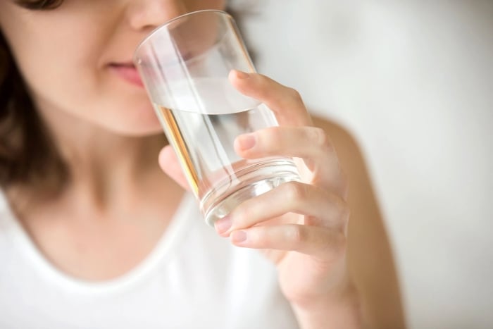 Uống ít nước khiến da dễ bị khô, sạm