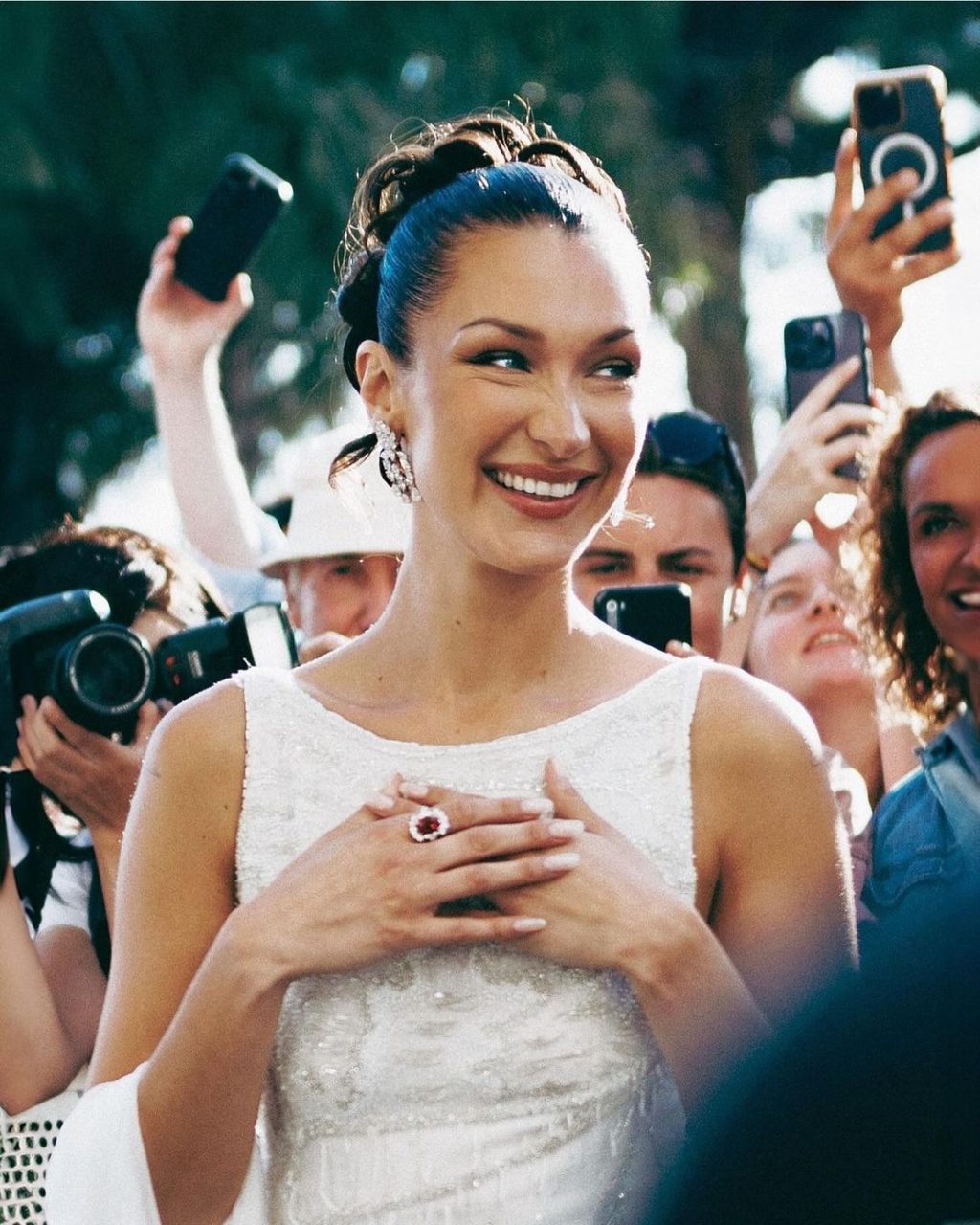 Chân mày-Bella Hadid cười tươi tại sự kiện nhiều người vây quanh