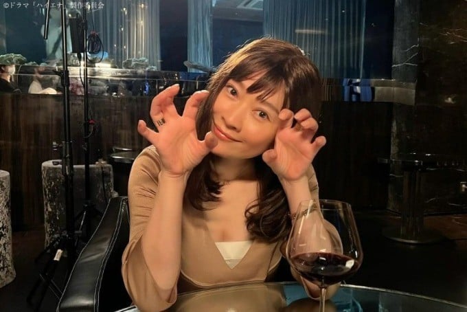 Shinohara Ryoko cho biết trong hơn 20 năm cô luôn chú ý uống đủ nước mỗi ngày để khỏe da, đẹp dáng.