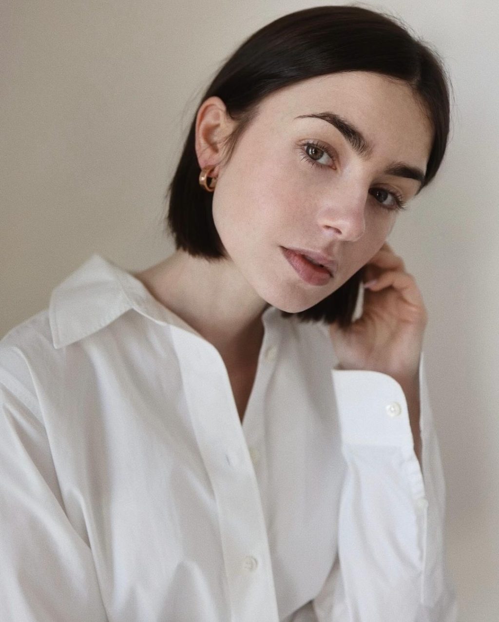 lily collins áo sơ mi trắng