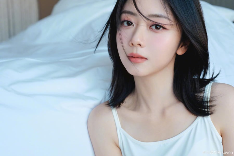 Phong cách makeup tối giản với tông màu tự nhiên như cam và hồng đất là điểm đặc trưng của Đàm Tùng Vận.