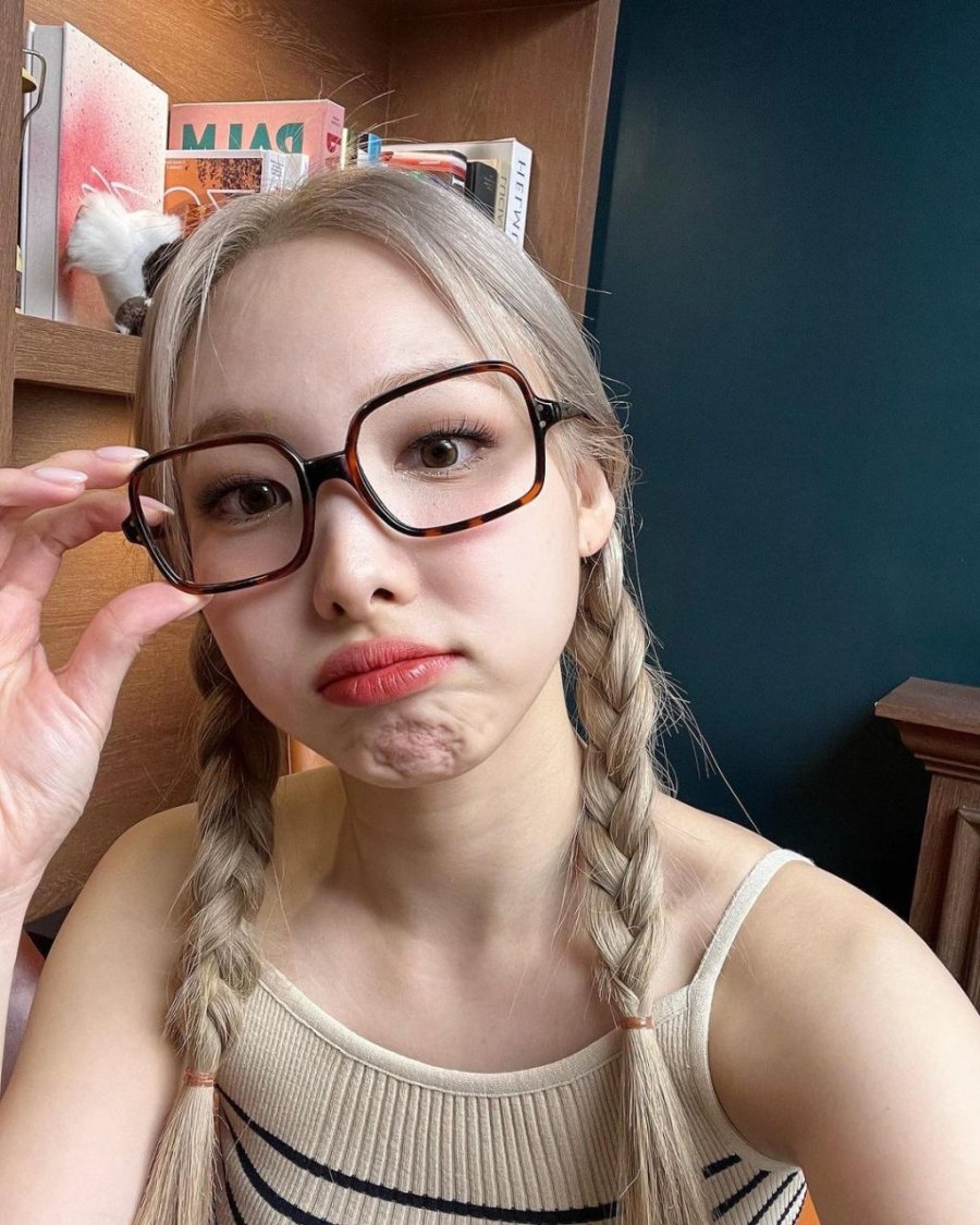 Đây là kiểu tóc “hack tuổi” được nhiều thần tượng K-Pop yêu thích như Jennie (BLACKPINK), Nayeon (Twice), Yeji (ITZY)…