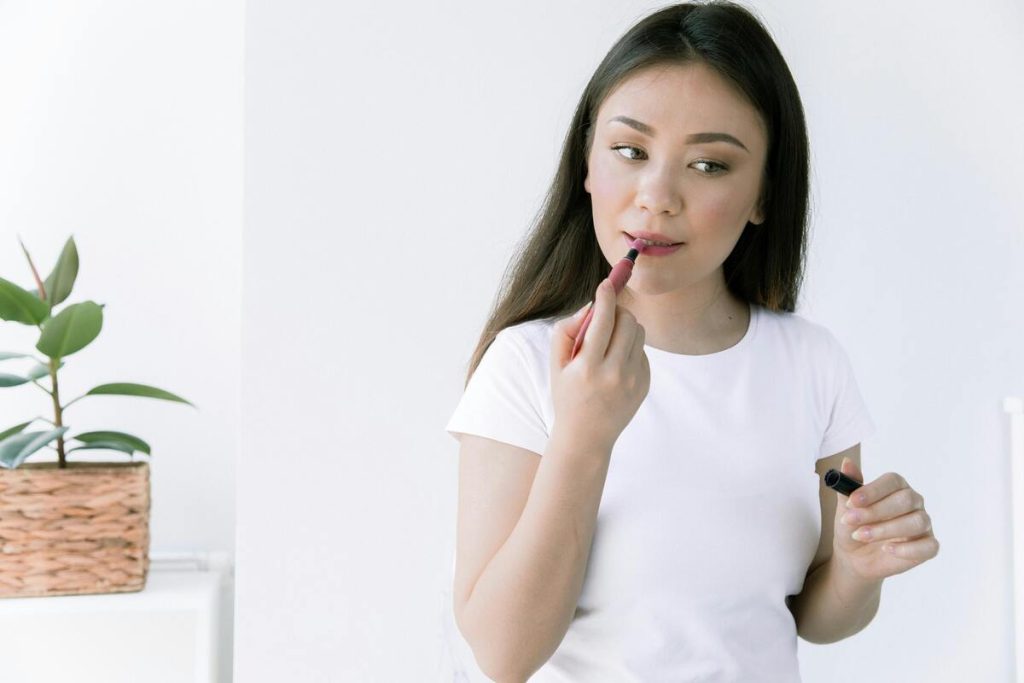 Cô gái trang điểm sau khi nặn mụn