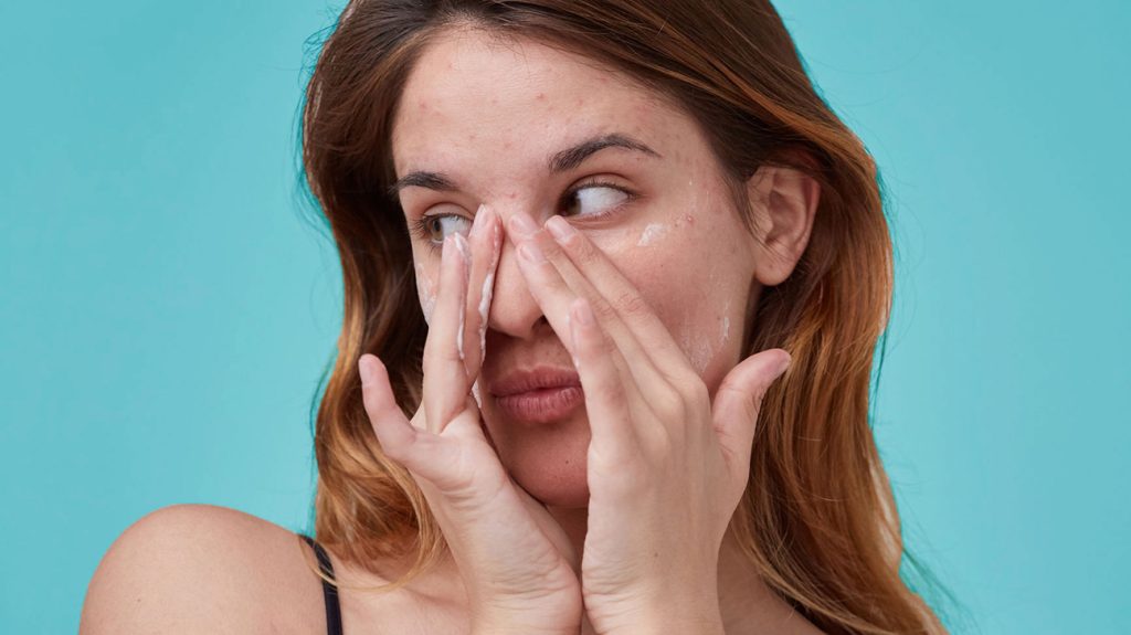 phụ nữ chăm sóc da