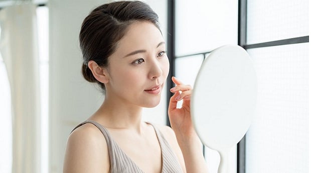 Nước chanh giúp tăng tốc độ bài tiết, nhờ đó, đào thải độc tố giúp da sáng hơn.