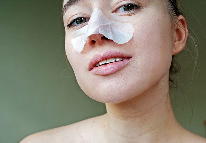 Cách tốt nhất để loại bỏ mụn đầu đen là sử dụng sản phẩm tẩy tế bào chết và sữa rửa mặt dành riêng cho loại da của bạn.