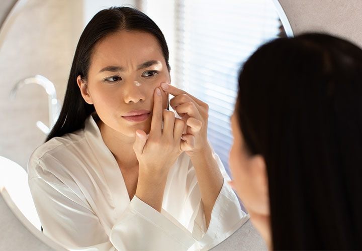Sử dụng càng nhiều sản phẩm càng tốt, bao gồm nhiều loại huyết thanh, mặt nạ và kem dưỡng ẩm càng dễ làm mụn đầu đen nhiều hơn.