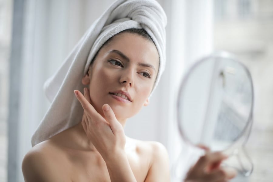 Việc sử dụng kem chống nắng SPF 30 trở lên, bôi thường xuyên vào mọi lúc ra ngoài là rất cần thiết để da đep hơn.