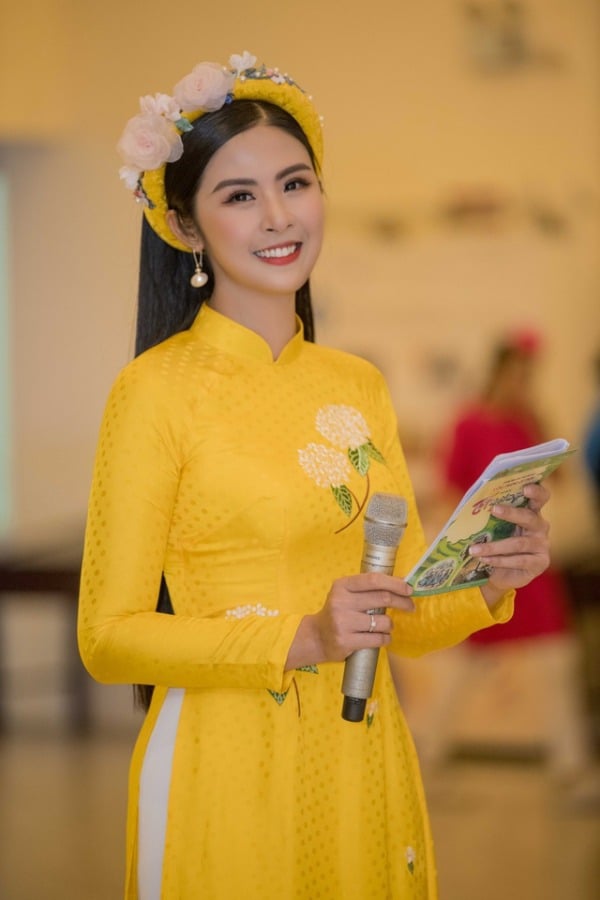 Có người còn nói so với ngày mới đăng quang Hoa hậu, Ngọc Hân hiện tại thậm chí còn trẻ trung, thời thượng và tỏa sáng hơn rất nhiều.