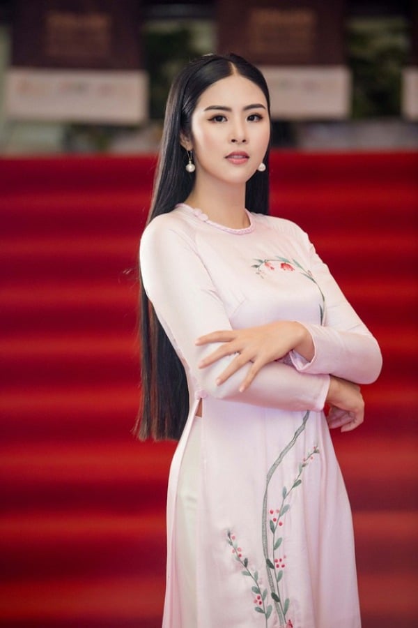 Ngọc Hân vẫn giữ nguyên được những đường nét trên khuôn mặt, chỉ thay đổi dáng mày và làn da có phần trắng hồng hơn.