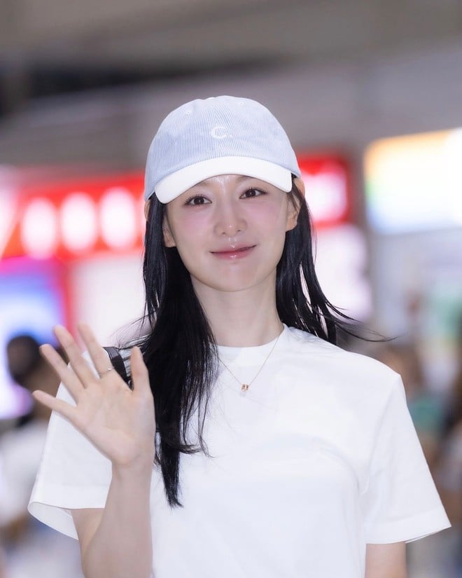 Kim Ji Won dù trang điểm nhẹ hay để mặt mộc sau 1 chuyến bay dài đều xinh ngây ngất.