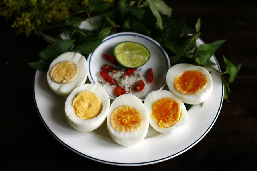 Cô thường cho trứng gà vào nước đun sôi trong 3 phút để lòng trắng chín hoàn toàn, lòng đỏ chín một nửa.