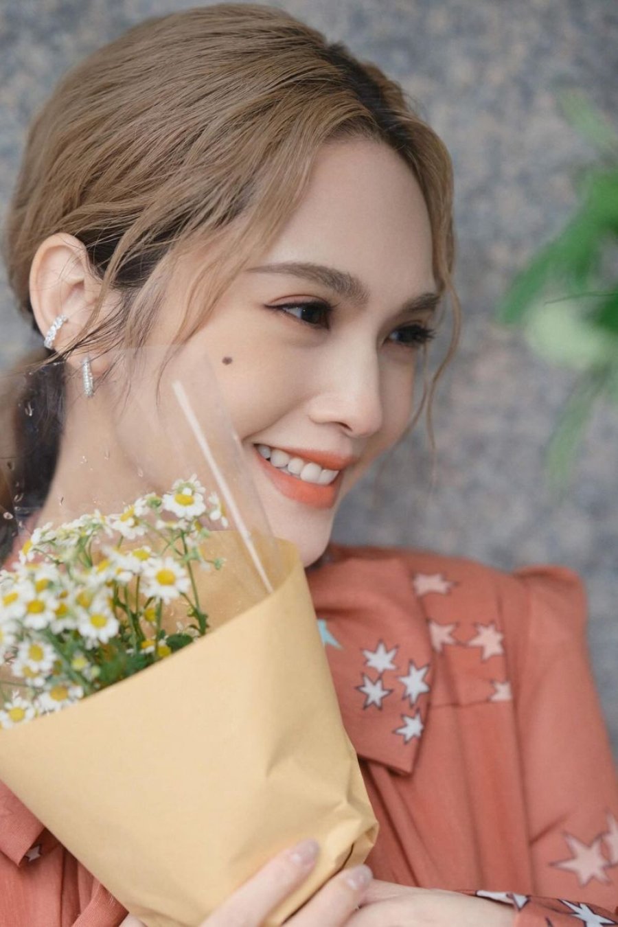 Nạp đủ 2 lít nước mỗi ngày đóng vai trò quan trọng trong việc duy trì độ ẩm cho da và có được làn da sáng bóng