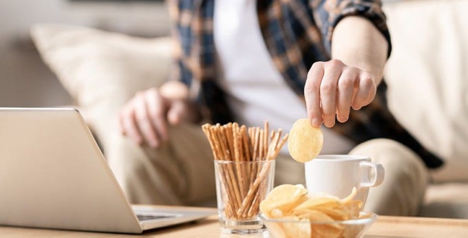 Các đồ ăn vặt thường trải qua quy trình chế biến cao, chứa nhiều muối, đường và chất béo xấu.