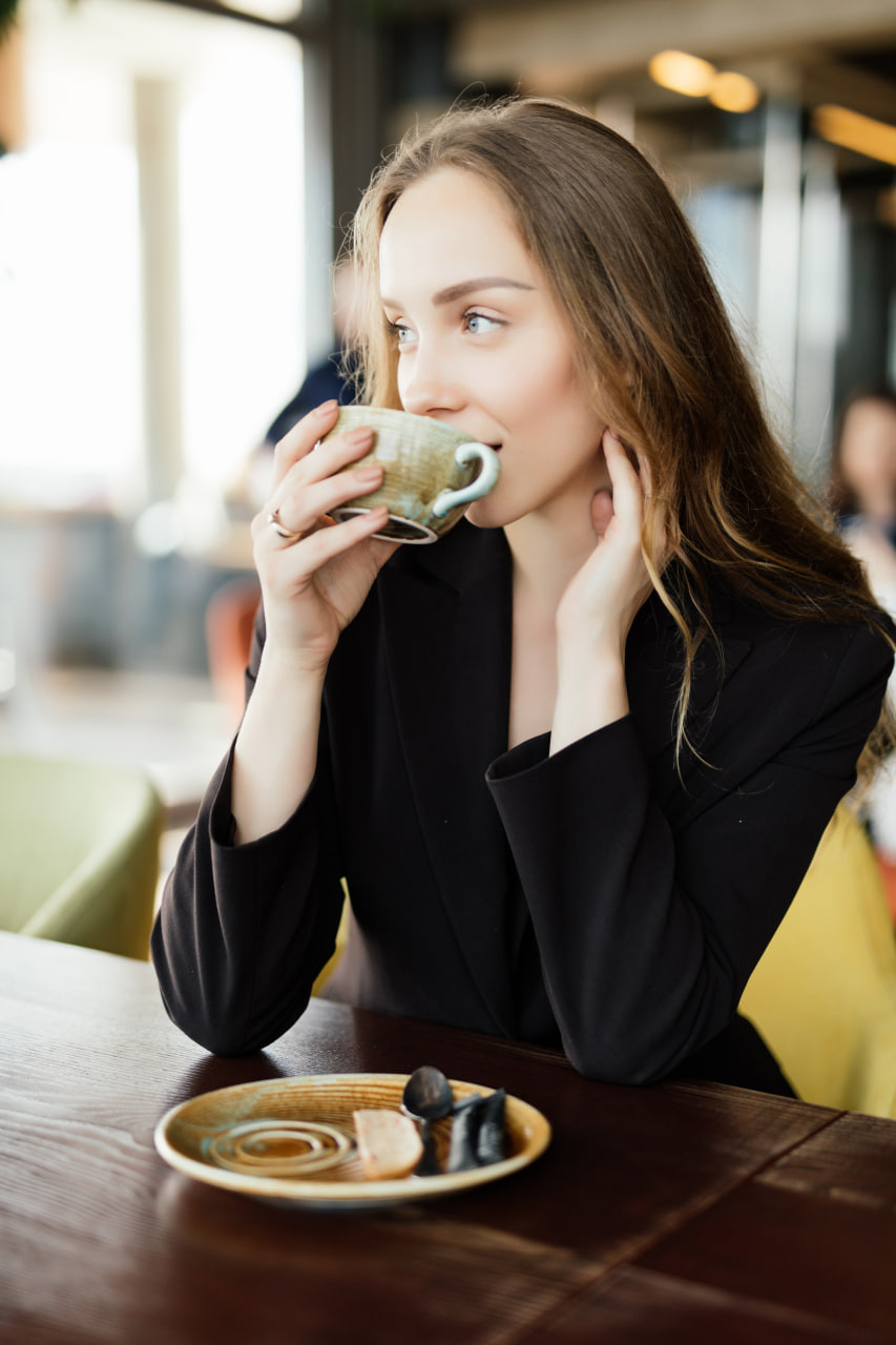 phụ nữ uống trà và ăn tráng miệng
