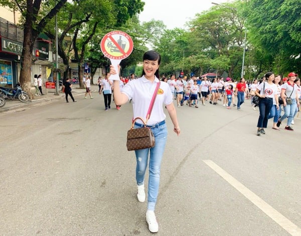 Dù đã là phụ nữ U50 nhưng lúc nào trông cô cũng trẻ trung, năng động như mới 20.