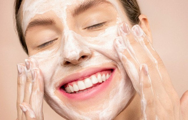 Nếu không làm sạch da có nghĩa là bạn sẽ bị nổi mụn, tắc nghẽn lỗ chân lông và làm da xuống sắc.
