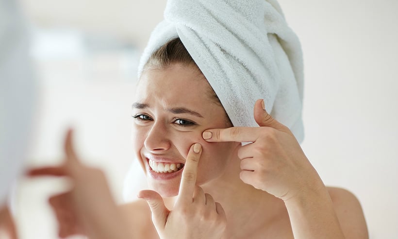 Việc nặn mụn có thể đưa vi khuẩn từ ngón tay của bạn vào mụn, từ đó tạo ra tình trạng viêm, khiến mụn trở nên to hơn