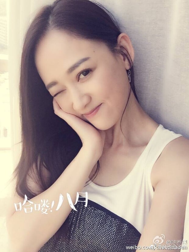 Nữ diễn viên thường uống một cốc nước lọc ấm ngay sau khi thức dậy, thỉnh thoảng còn thêm vài lát chanh để tăng hiệu quả detox, dưỡng trắng da.