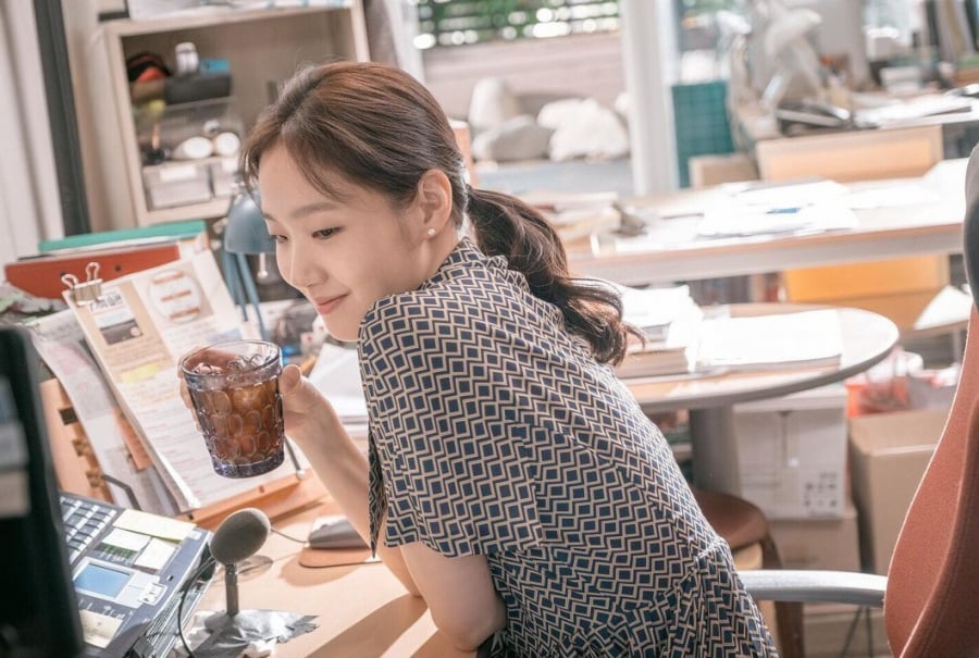 Cô sẽ tìm đến những phương pháp cấp ẩm sâu, đắp mặt nạ 1 lần/ngày giúp da có thời gian phục hồi