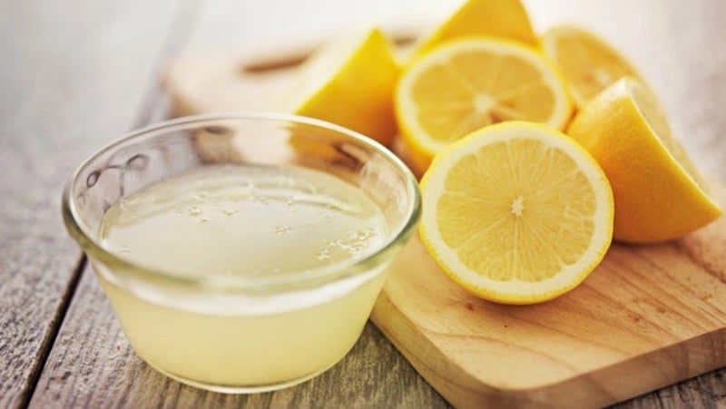 Làm mặt nạ bằng chanh tươi