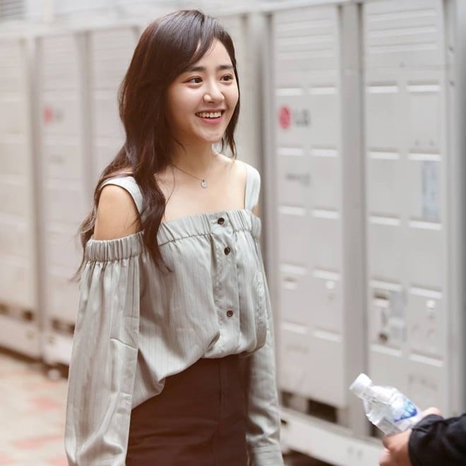 Nụ cười tươi tắn, rạng rỡ giúp cô thêm phần tươi trẻ,