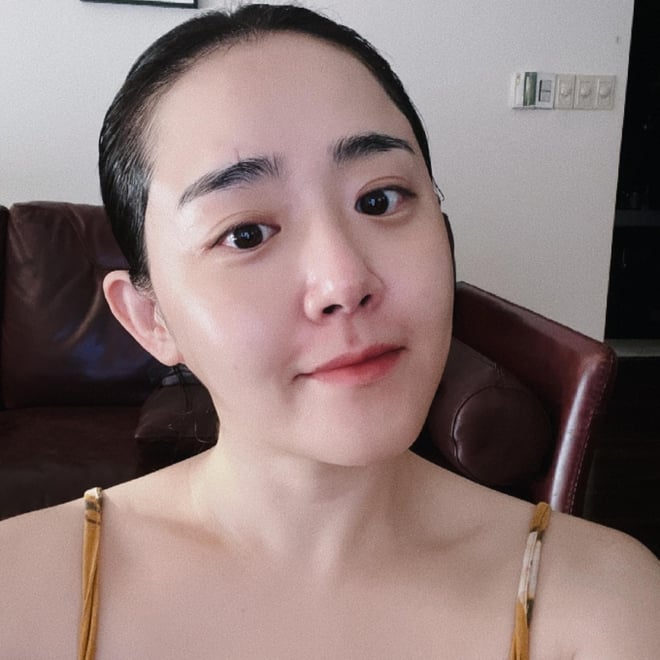 Nữ diễn viên thường xuyên khoe ảnh mặt mộc tươi trẻ ở tuổi U40 với làn da căng bóng, rạng rỡ.