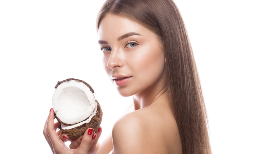 Dầu dừa còn chứa  protein kích thích quá trình mọc tóc.